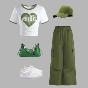 Nuovo stile Set di abbigliamento per ragazze adolescenti con scritta stampata t-shirt + <span class=keywords><strong>pantaloni</strong></span> <span class=keywords><strong>Cargo</strong></span> + cappello + scarpe 4 pezzi Set di abbigliamento per ragazze - Product Image 3