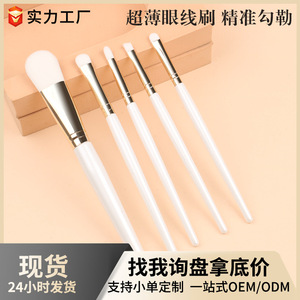 Pinceau de maquillage Moonflower, poils synthétiques plats, manche en bois, pour fond de teint, anticernes, fard à paupières, 26 mm, usage général - Product Image 2