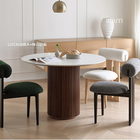 Ensemble de table à manger en bois massif de chêne européen moderne avec plateau en pierre frittée, design colonne romaine, écologique, assemblé pour la maison et l'hôtel
