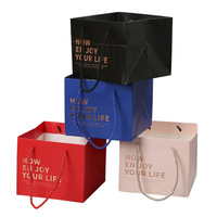 Sacs en papier carrés personnalisés populaires pour l'emballage de gâteaux sac en papier à Base carrée avec poignée