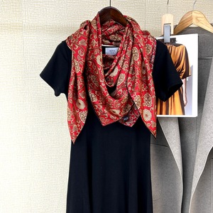 Sciarpa in <span class=keywords><strong>Seta</strong></span> di Gelso 100% con Stampa Paisley Rossa e Margherite, 105cm, Versatile per Donna, Autunno e Inverno - Product Image 3
