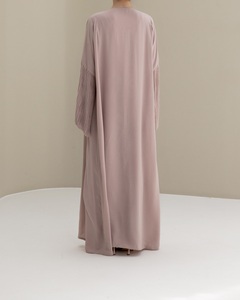 Elegante Set Abaya Islamico da Donna in Due Pezzi, Stile Dubai con Abito Interno Plissettato e Veste Esterna, Design Turco di Lusso - Product Image 4