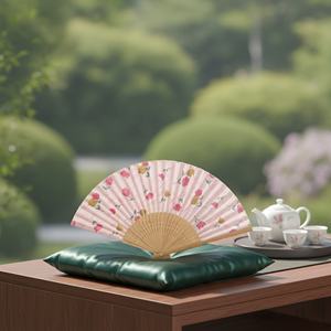 Nuevas llegadas al por mayor: Abanicos de mano de bambú personalizables con arte folclórico, recuerdos de boda, abanicos plegables con logo impreso para regalos de empresa. - Product Image 4