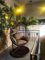 Fauteuil suspendu moderne en acrylique Yilin avec design en rotin de bambou, fauteuil suspendu en forme d'œuf pour hôtel et parc, utilisation en intérieur, ensemble de chambre à coucher