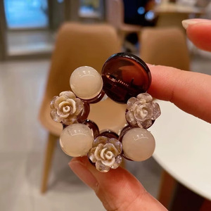 Pinza para el Cabello con Perlas y Camelias de Lujo, Nueva Colección 2026 |   Pinza de Pelo Mediana para Peinados Semirecogidos y Cabello Fino - Product Image 2