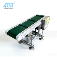 Convoyeur à bande incliné de bureau AST avec crampons pour le transport de petites pièces, l'emballage alimentaire et le transfert – Élévateur de table compact, durable et réglable