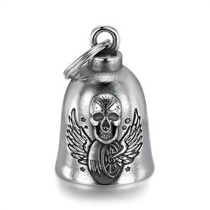 Colgante de acero inoxidable con forma de calavera y alas, campana protectora, estilo retro, adorno para coche, uso diario - Product Image 1