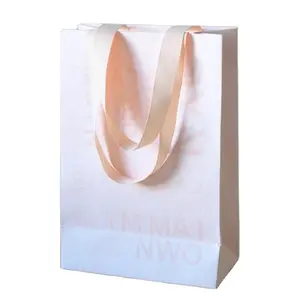 थोक बिक्री कॉस्मेटिक बुटीक पेपर बैग हैंडल के साथ अपना लोगो लघु व्यवसाय खुदरा कस्टम रंग मुद्रित क्राफ्ट पेपर शॉपिंग बैग