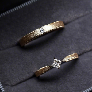 แหวนคู่รักทรงปรินเซสคัท เพชร HPHT รับรองโดย Aimgal NGTC ชุบทอง <span class=keywords><strong>18K</strong></span> ผลิตในอิตาลี ดีไซน์ขัดเงา ของขวัญสำหรับการหมั้น - Product Image 3