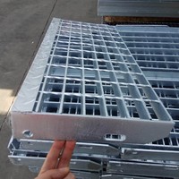 Marches d'escalier en grille soudée à usage standard, marches d'escalier en grille soudée industrielles durables pour une utilisation en extérieur