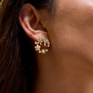 Pendientes Románticos con Perlas Doradas y Mariposas, con Flores de Cristal para Uso Diario - Product Image 3