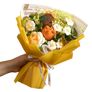 Ramo de Flores Tejidas a Crochet con Girasoles y Rosas, Ramo de Flores Artificiales de Lana para el Día de San Valentín o el Día de la Madre - Product Image 1