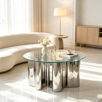 Table basse commerciale artisanale sur mesure en résine finition miroir, style antique traditionnel, plateau en verre trempé, base ondulée, durable