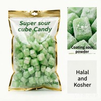 Bonbons gélifiés super acidulés en forme de cube, emballés dans un sac refermable imprimé coloré.