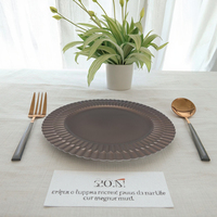 Assiette de présentation élégante en plastique PP de 13 pouces, motif végétal luxueux en bronze, peinte à la main, pour décorations de réception de mariage