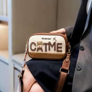 <span class=keywords><strong>Bolso</strong></span> de Hombro de Moda para <span class=keywords><strong>Mujer</strong></span>, Diseño de Oso de Dibujos Animados, con Letras, Correa Ancha con Remaches, Material de PU en Color de Contraste - Product Image 3