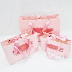 Bolsas de Regalo de Papel Rosa Personalizadas con Tres Tamaños Diferentes - Product Image 1