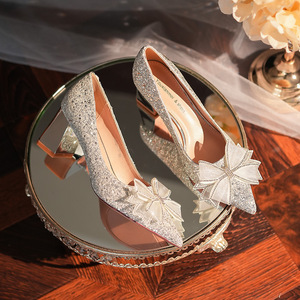 Elegantes Sandalias de Tacón con Punta Puntiaguda y Decoración de Lazo, Tacón Medio, Tacón Grueso, Fáciles de Poner, Zapatos para Fiesta de Boda, Dorado Brillante - Product Image 3