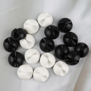 Clips para cables, organizadores de cables redondos de plástico en forma de C para gestión de cables de escritorio, blancos y negros - Product Image 3