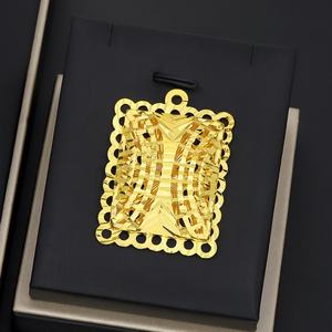 Pendentif de mariage carré grand format plaqué or 24 carats avec sertissage griffe, design JXX, bijoux unisexe - Product Image 2