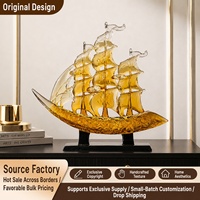 Sculpture de bateau à voile en résine ambrée transparente sur base noire, décoration nautique pour la maison, le bureau et les intérieurs d'hôtels