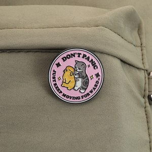 Ne vous inquiétez pas, continuez à avancer – Broches émaillées avec citation inspirante, motif chat et lapin enlacés, bijoux de revers, vente en gros - Product Image 3