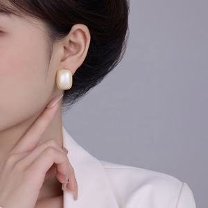 Boucles d'oreilles carrées en perles de style rétro tendance de Hong Kong, géométriques, simples, élégantes, au tempérament polyvalent et à la mode, idéales pour un cadeau - Product Image 5