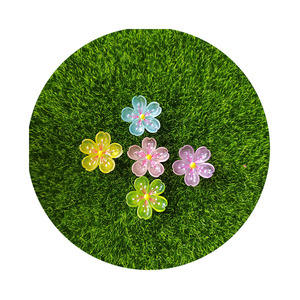 Confezione da 100 Pezzi di Fiori di Sakura Luminosi da 26MM, Cabochon in Resina Piatta, Perline Floreali Kawaii per Slime e Fai-da-Te - Product Image 3