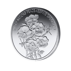 Moneta Commemorativa Placcata delle Operazioni di Mantenimento della Pace delle Nazioni Unite con Tema Floreale della Pace - Product Image 2