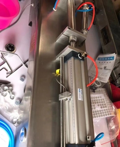 เครื่องบรรจุโลชั่นบำรุงผิวแบบหัวเดียวเ<span class=keywords><strong>ค</strong></span>รื่องเติมโลชั่น<span class=keywords><strong>น</strong></span>้ำผึ้งขวดน้ำแบบนิวเมติก - Product Image 5