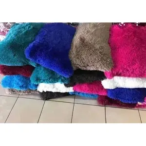 Coussin décoratif Carla Depot en peluche à poils longs 37 cm, couleurs assorties - Product Image 3