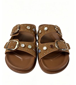<span class=keywords><strong>Sandales</strong></span> plates en <span class=keywords><strong>cuir</strong></span> PU à double boucle pour femmes avec logo personnalisé, ornées de strass et de bijoux, tongs d'été tendance pour femmes, vente en gros - Product Image 1