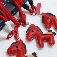 TOLKA Neujahrs-Festliches Rotes Pony-förmiges Handyband mit Logodruck aus Polyester-Material Unisex-Design für Mobiltelefon, Tasche, Gepäck