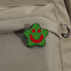 مضحك الكرتون مثلث أزرق وجه مبتسم دبوس بروش المينا المجوهرات هدية للأطفال أصدقاء بالجملة - Product Image 3