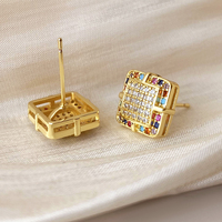 Anting-anting stud persegi berlapis emas 18K custom dengan zirkonia kubik pelangi 3A untuk wanita