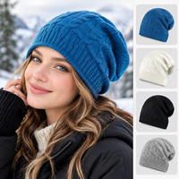 Casquette unisexe personnalisée en acrylique tricoté torsadé bleu Klein vintage, coupe ample et tombante, chaude pour l'hiver, idéale pour assortir aux tenues et pour les séances photo en café.