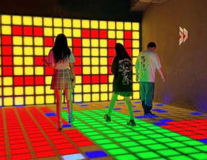 ระบบเกมโปรเจคเตอร์ LED แบบอินเทอร์แอคทีฟสำหรับพื้นที่เล่นในร่มในสวนสนุก พร้อมโครงสร้างโลหะ - Product Image 1