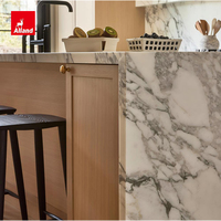 Armoire de cuisine sur mesure Alland en chêne blanc naturel, coupe fendue, à cadre fin, avec système de porte escamotable à design Shaker sans cadre