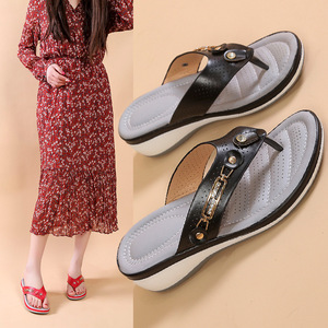 Chanclas transpirables y cómodas con forma de V y suela de plataforma suave - zapatos de mujer modernos y casuales - Product Image 3