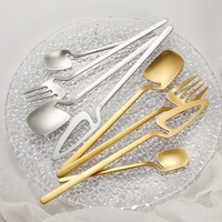 Ensemble de couverts de luxe en acier inoxydable jetables à suspendre au mur, couteau à steak, fourchette, cuillère et tasse dorée de haute qualité