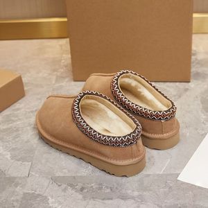 Botas de nieve casuales a la moda de marca personalizada, diseñadas por un diseñador. Plantilla de goma plana con correa elástica de lana para invierno. - Product Image 2