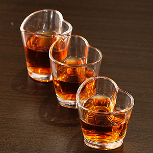 Directo de fábrica Logotipo personalizable Vaso de chupito en forma de corazón personalizado Diseño clásico Copa de vino pequeña para hoteles Embalado en caja - Product Image 2