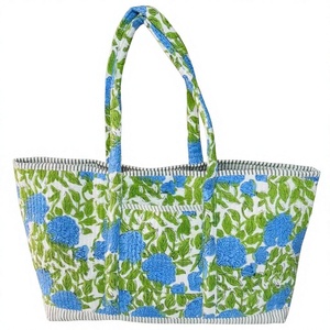 Sacs fourre-tout de plage imprimés à la main à motifs floraux sac de week-end matelassé écologique pour les femmes sac cadeau de demoiselle d'honneur ouvert voyage Shopping - Product Image 1