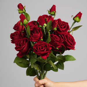 Rose artificielle en velours Greenway, 3 blanches, 5 rouges, tige entière, arrangement floral décoratif, ornement d'intérieur pour les fêtes et les festivals - Product Image 3
