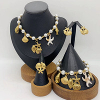 Ensemble de bijoux 4 pièces tendance bohème pour l'été : collier ras du cou en acier inoxydable avec coquillages, perles d'imitation, étoiles de mer et conques