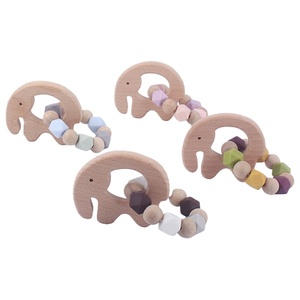 Jouets de <span class=keywords><strong>dentition</strong></span> sensoriels en bois bio les plus vendus pour bébés, avec perles en silicone sans BPA et anneau en bois - Product Image 1