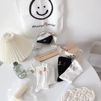 Vente en gros de chaussettes brodées avec des visages mignons Kawai pour les couples, chaussettes unisexes drôles avec des mots et des lettres, chaussettes blanches personnalisées
