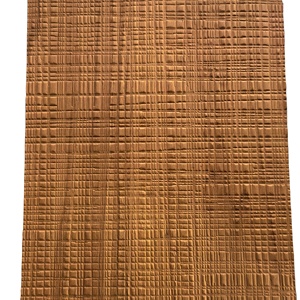 Till combina leggerezza ed eleganza, ricorda le texture di carta intrecciata per il pannello in legno impiallacciato naturale. - Product Image 1
