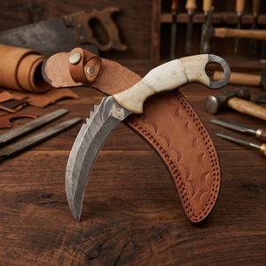 Couteau de chasse artisanal en acier Damas avec lame à pointe dentelée et manche en os, dans un étui en cuir - Product Image 2