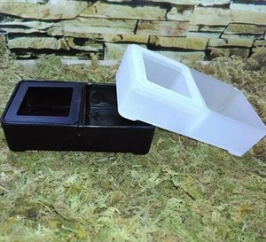 Contenitore Rettangolare in Plastica Nero/Bianco a Due Scomparti per Vermi d'Acqua e Mealworm, Mangiatoia per Rettili, Gechi, Lucertole e Tartarughe - Product Image 2